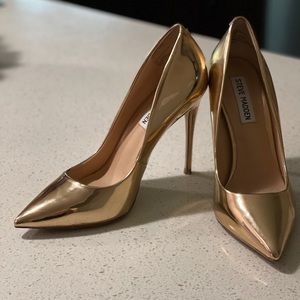 Steve Madden gold pumps.  size 6 (110mm heels)